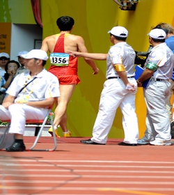 Defending Olympic champion Liu Xiang pulled out of the mens 110m hurdles first round